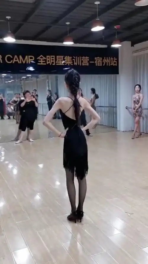 宝藏女孩吧拉丁舞天才李茉晗练舞日常,褪去黝黑妆容其实很白