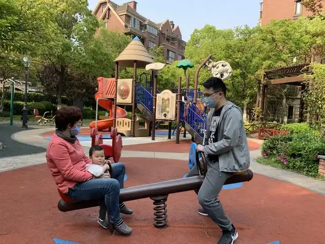 和爸爸奶奶一起玩跷跷板.