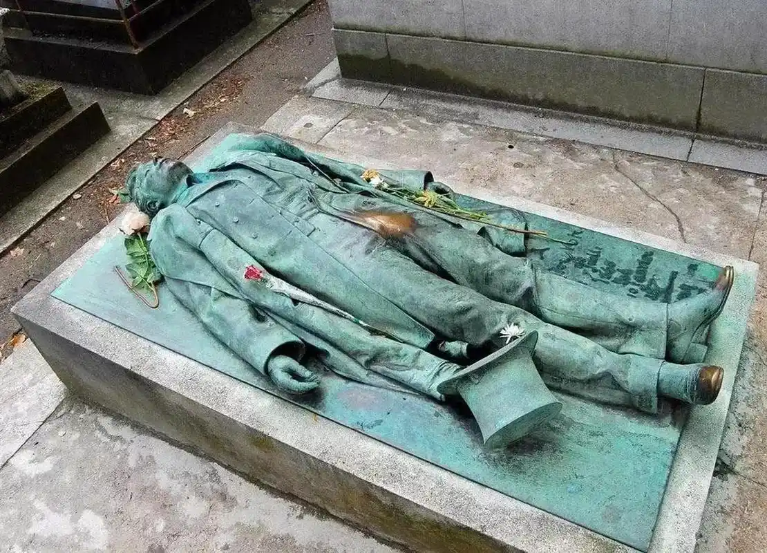 法国记者 victor noir(1848-1870)墓上的雕像(图片2),在 noir 的裤子