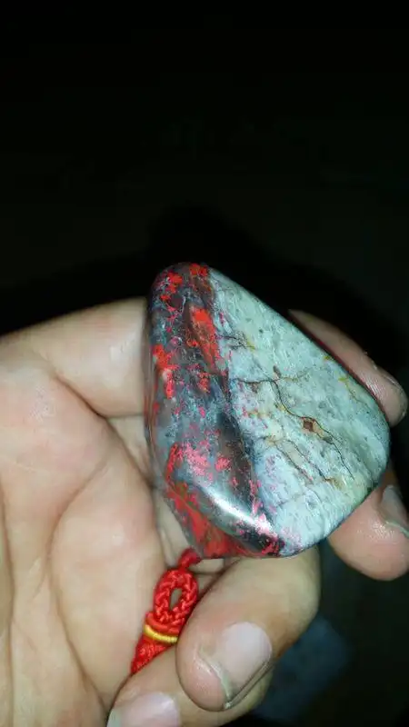 求鉴定,是否是真的昌化鸡血石,大约多少钱合适买.