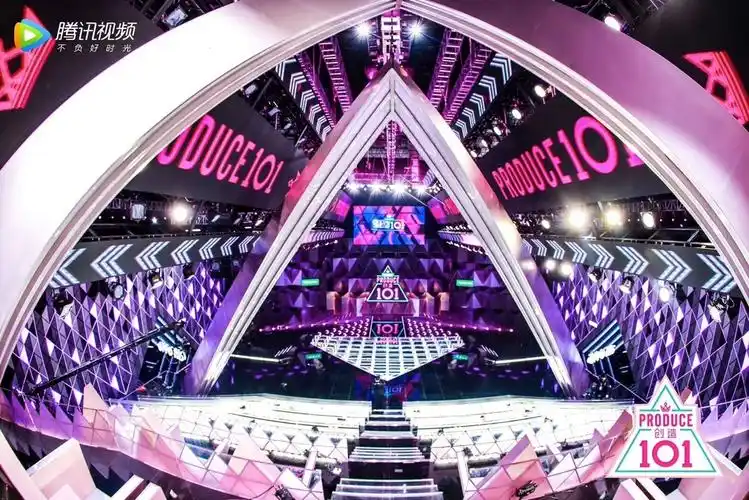 其次看看隔壁《偶像练习生》,主舞台的视觉有点暗淡,估计是以小鲜肉