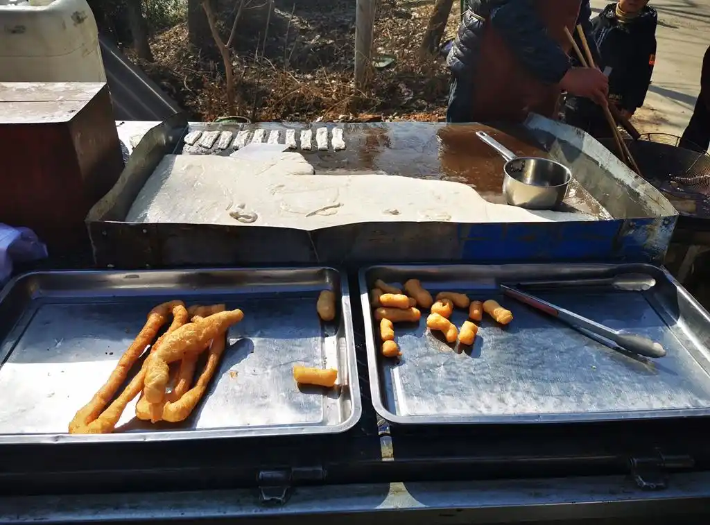 色香味俱佳,农民大哥炸油条的手艺绝了,每天走村串巷月入近万