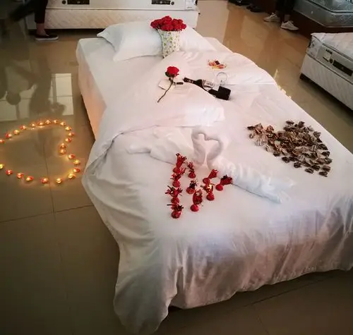 美篇陈应周小组,组员:陈应周,张淼,陈智鑫,符友,朱呈业 主题:浪漫情侣