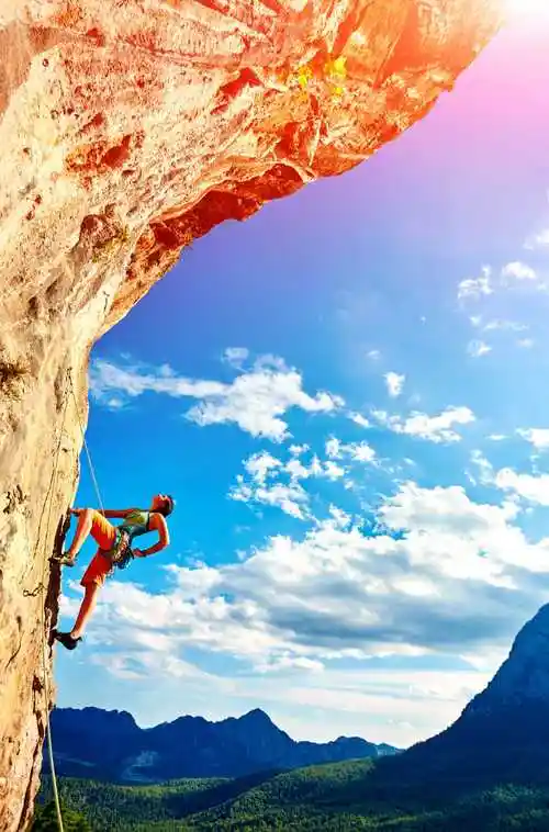 攀登悬崖的攀岩者图片-在陡峭的悬崖上攀登的攀岩者素材-高清图片