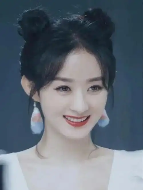 明星的高双丸子头,赵丽颖温柔可爱很是甜美,她的简直不要太酷炫