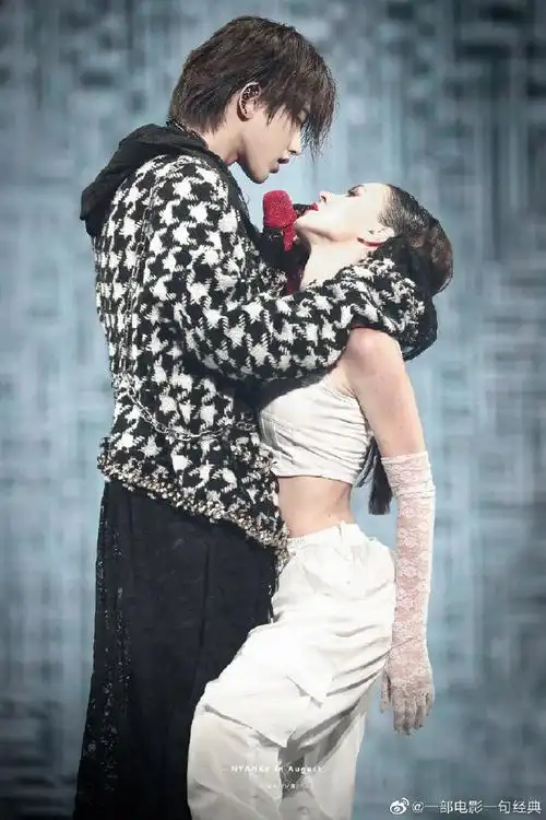 哭着看蔡徐坤借位吻