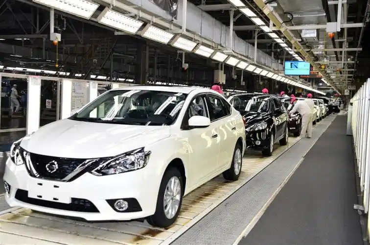 东风日产花都二工厂总装车间内,工人们正在组装汽车.