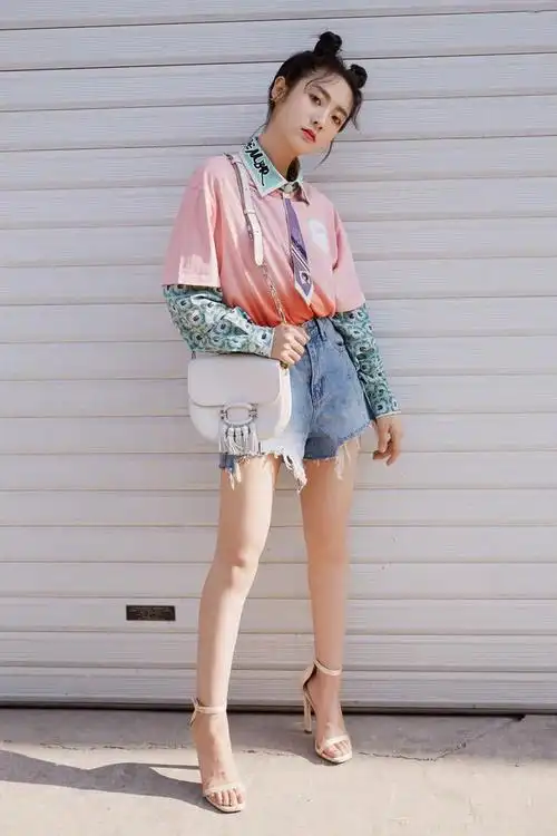 25岁邢菲超减龄哪吒头造型花衬衫玩出新花样可爱又帅气