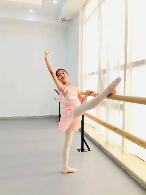 芭蕾舞女孩儿举手投足间散发优雅的气质