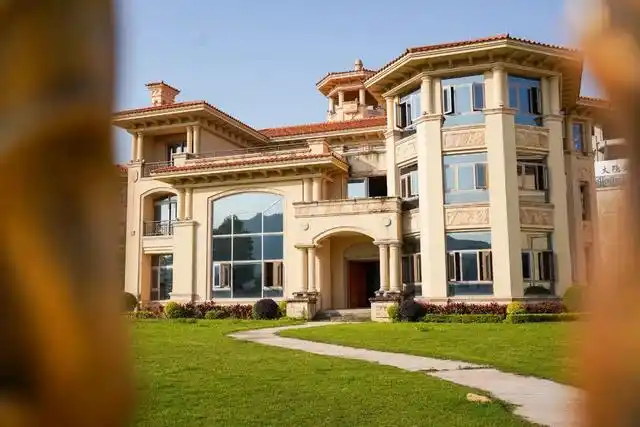 广州又一个烂尾楼建在湖光山色中院子比篮球场还大