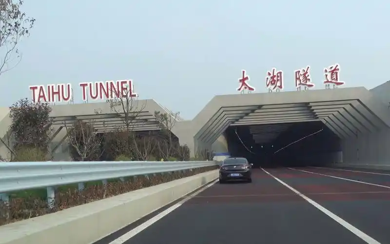 开车穿过中国最长的湖底隧道太湖隧道