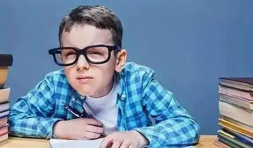 为什么近视的人老喜欢眯着眼睛?眯眼看对视力有什么影响?