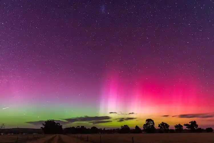 罕见粉色极光点亮澳洲夜空大批追光者亲睹震撼美景