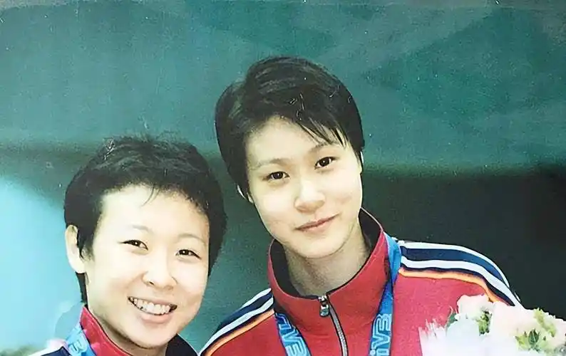 冯坤十分感慨地表示,自己看着朱婷和其余队员青涩的脸庞,只觉得自己的