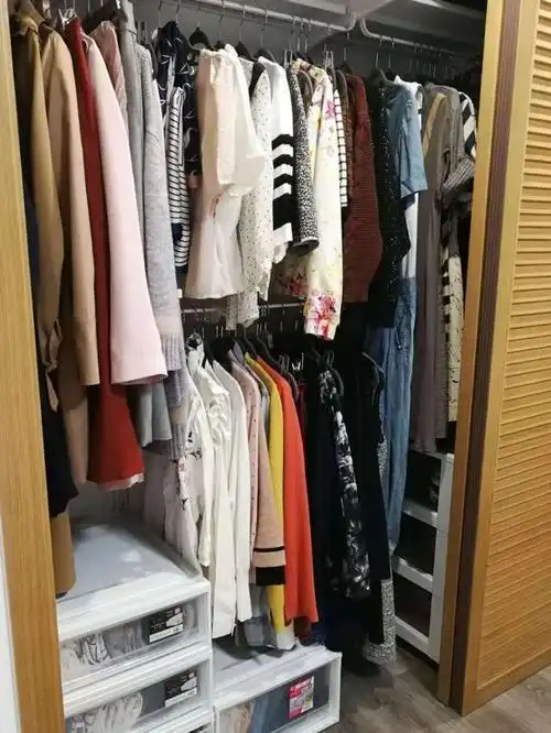 衣服在柜子里呆的时间长了,一拿出来,就会发出一种发霉的味道,上面还