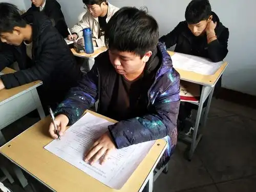 1812班认真答题的学生李成才