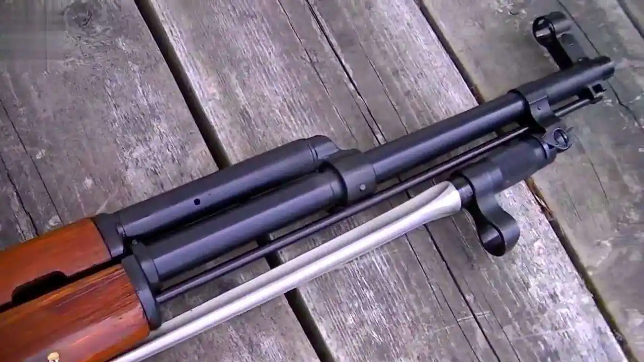 而三棱军刺虽然被穿得神乎其神,无外乎是因为它能割裂人的血管,使人