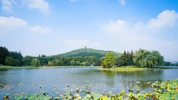 南京,是一座既有情怀的城市,历史悠久,名胜古迹众多,大街小巷中充满了