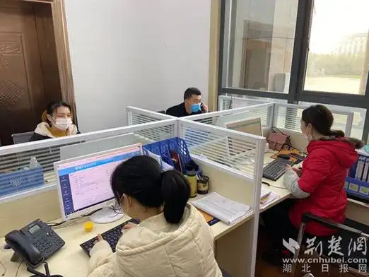 办公室24小时值守.(通讯员供图)查学文指导职工处理民众紧急诉求.