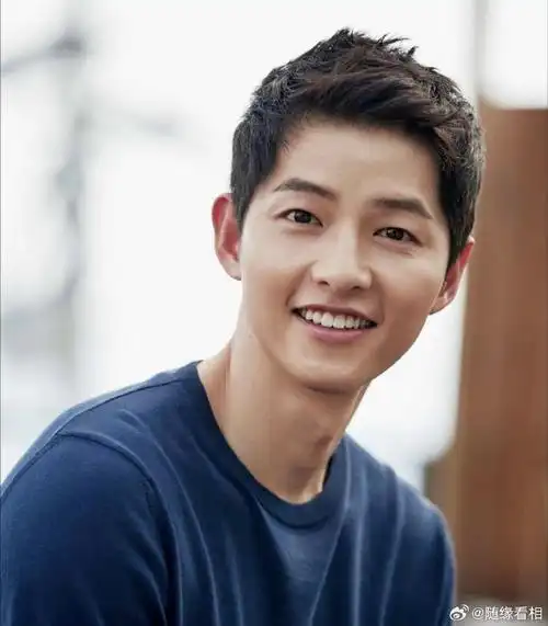 宋仲基的面相变化完全超出了我的想象力,虽说年龄在增长自然会有点