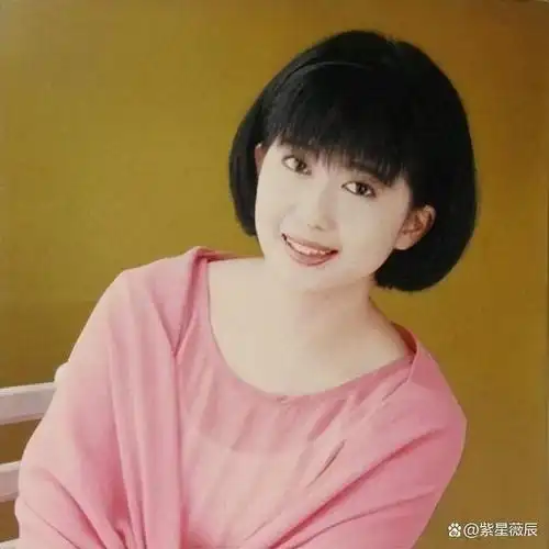 上世纪九十年代,台湾歌手孟庭苇凭借一首《你看你看月亮的脸》迅速在