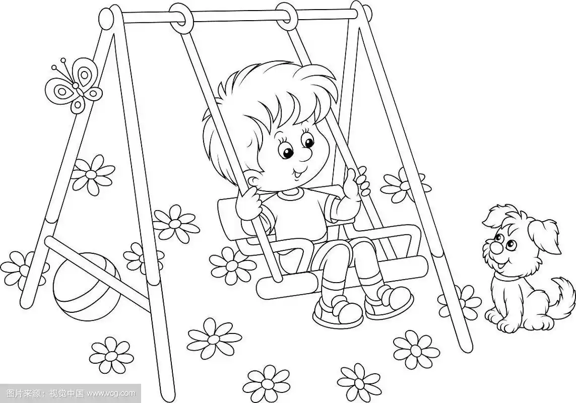 小男孩在操场上玩玩具秋千