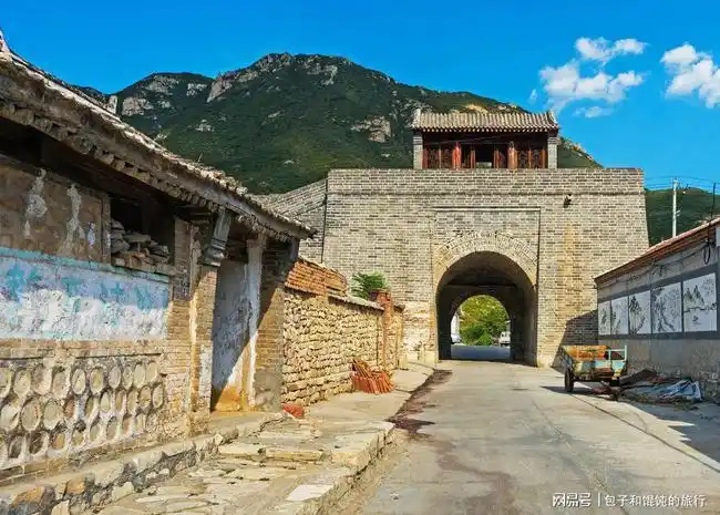 在北京周边的群山中藏了许多古城,有延庆双营堡,河北横岭城,还有著名