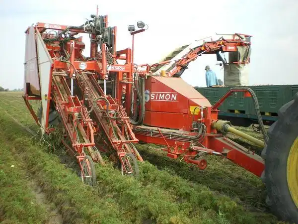 收割后装卸至拖车3排收割机与横向输送 挂车调试输送带r3tcmr牵引式胡
