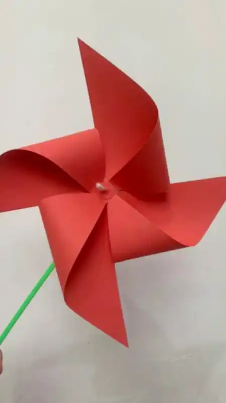 风车用卡纸做个漂亮的风车简单好玩快来动手做做吧