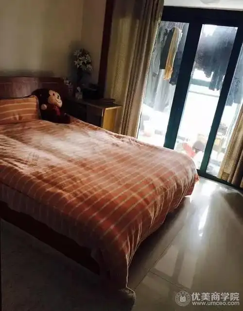 图为王樱发在闲鱼上的房间实拍照片