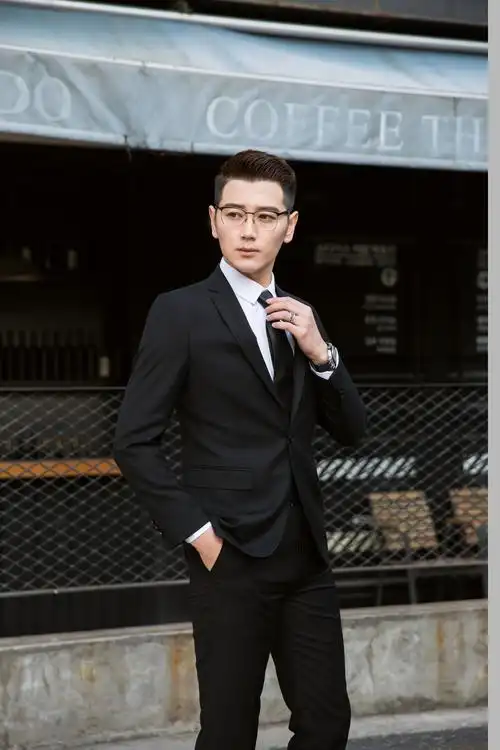 人们常用"西装革履"来形容男士穿上西装后文质彬彬的绅士气质,但是