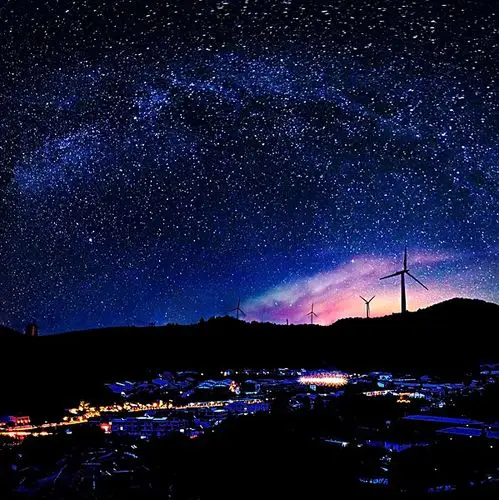 星空下的城市和风车