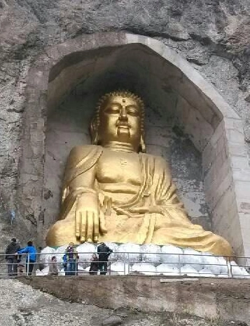 传说,要看到东大塘景区山上的大佛,需要爬 9999级台阶.