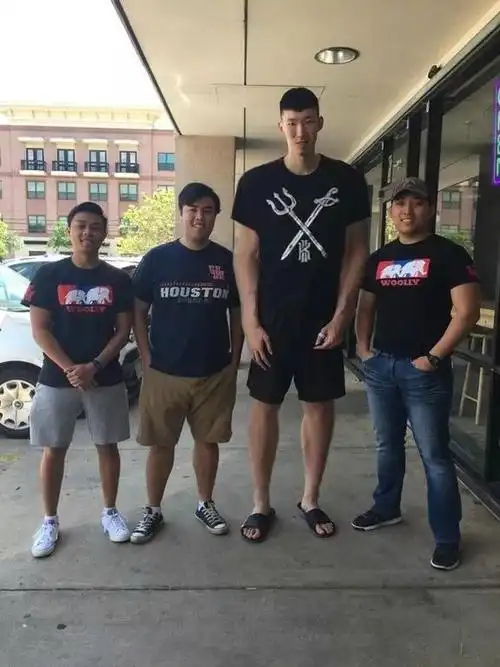 海拔瞩目!周琦连遇粉丝合影 或接班姚明成华裔球迷新宠(组图)