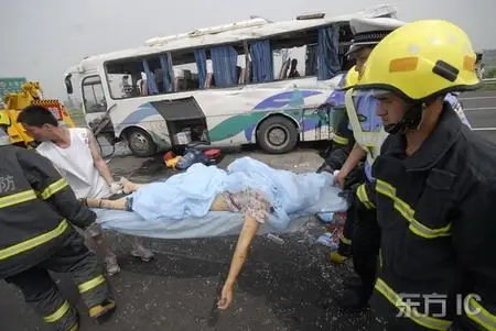 沪杭高速杭州方向99k处发生一起中巴车翻车死人事故.