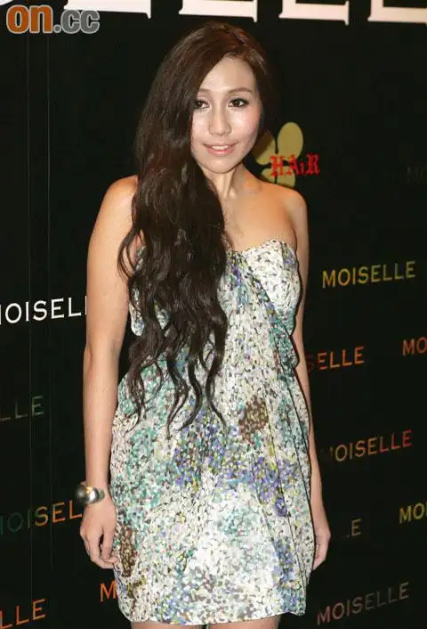 何超盈自爆遭赌王"逼婚" 盼26岁前结婚早当妈