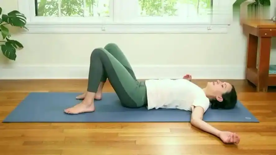瑜伽平躺式抱腿左右转身此动作可以修复产后胯宽盆骨变形