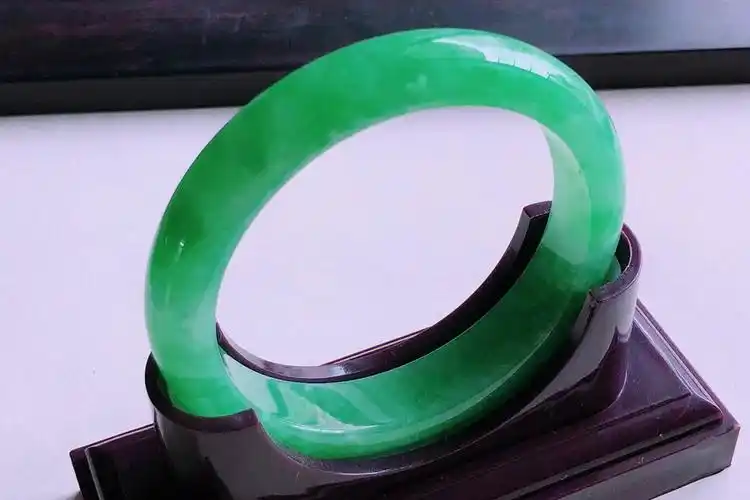 56圈阳绿色货贵妃玉镯288