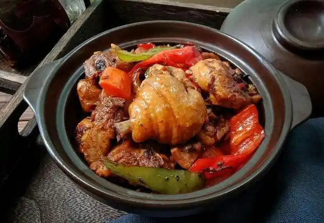 家常美味营养十足红煨八宝鸡色泽红亮十足的下饭