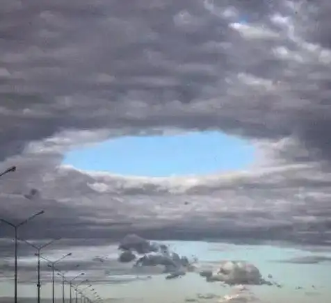 谁知她突然放了个很响的屁,看着女孩求助的眼神,lz捂着肚子