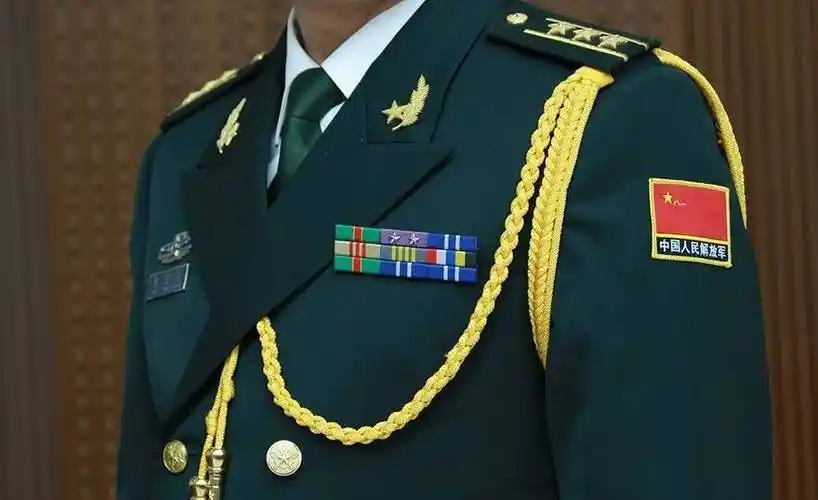 这排资历章说明这是一位20年军龄的上校军官不过,07式军服也有一定的