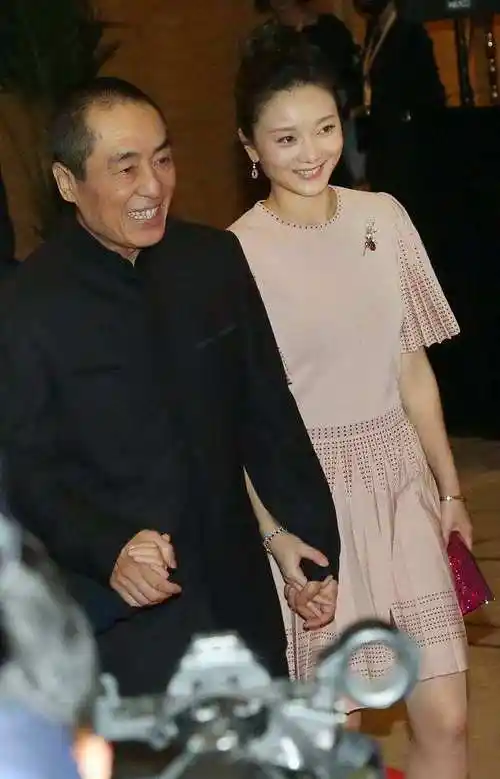 72岁张艺谋发高烧数天靠吃药才能说话小31岁妻子深夜痛哭