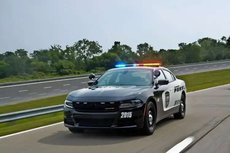 从性能上说可能出现美剧中警车紧追豪车不放的局面么?