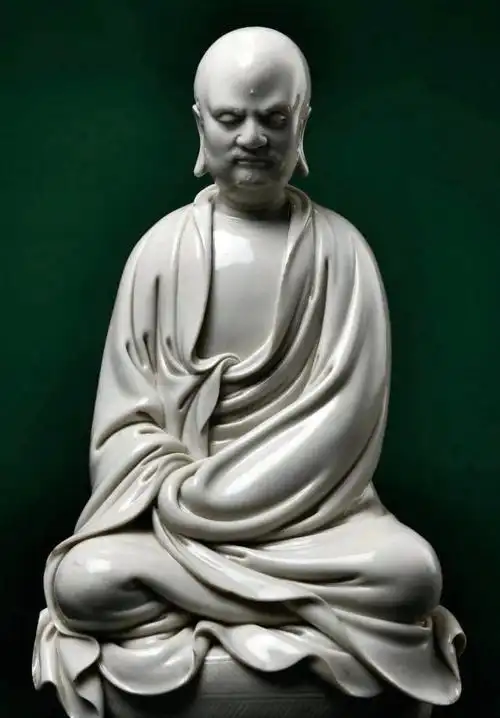 查找各大馆藏资料,与本件作品塑造艺术水准相近的十七世纪何朝宗亲制