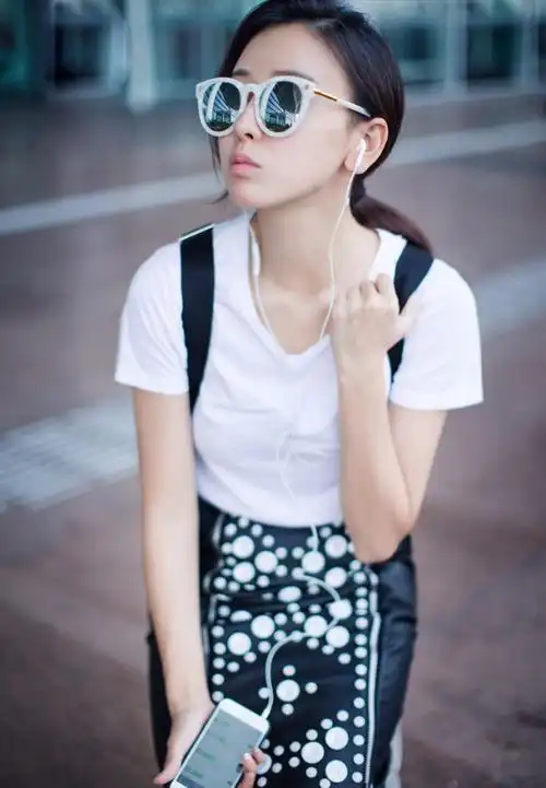 毛俊杰灵动俏皮机场街拍