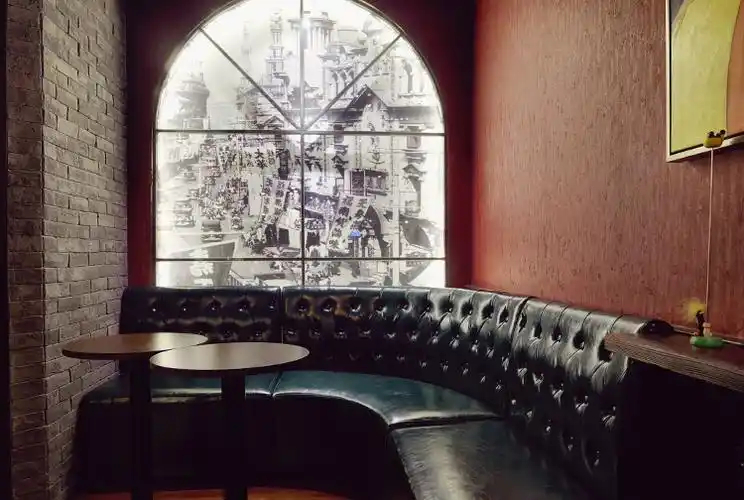 小酒馆wemeet;推开门的刹那,悠扬复古的爵士乐和石库门装修风格仿佛