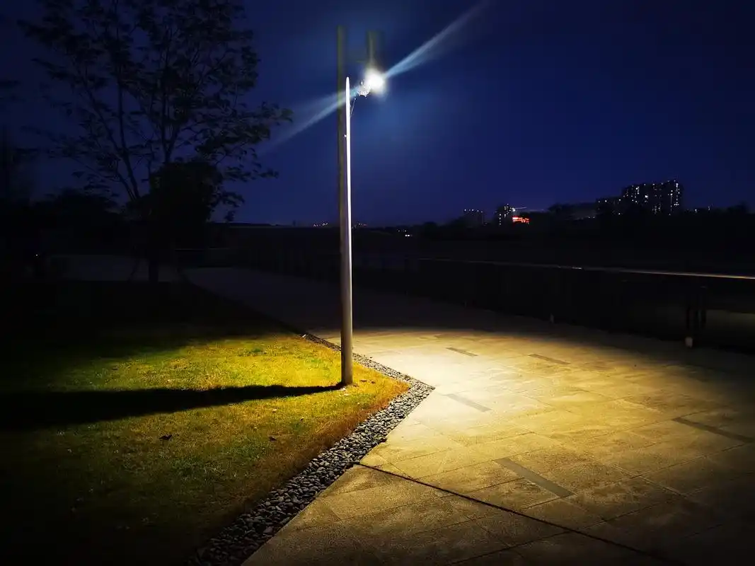 夜晚城市,灯火阑珊 人们独自徘徊,孤独伴随着身影 一盏盏路灯,为辜乙