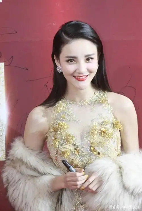 刘雨欣气质真挺好,穿无袖裙秀纤细手臂,金色链条流苏显个性