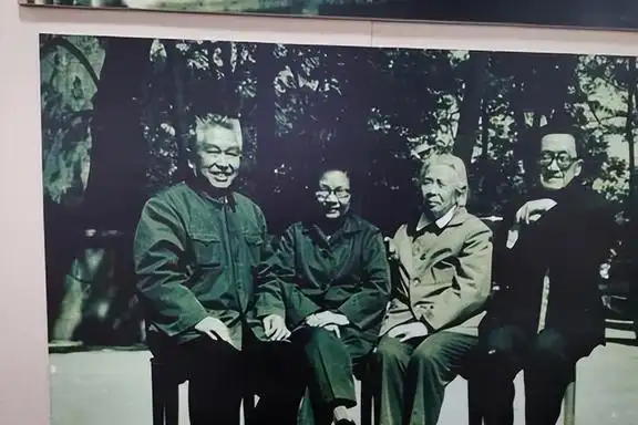 帅孟奇与许之祯自小在一间私塾里读书长大,众多孩子就他俩玩得最开心