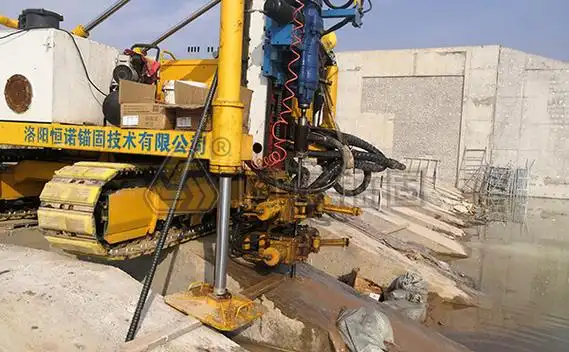 自进式中空注浆锚杆专用钻机钻进施工